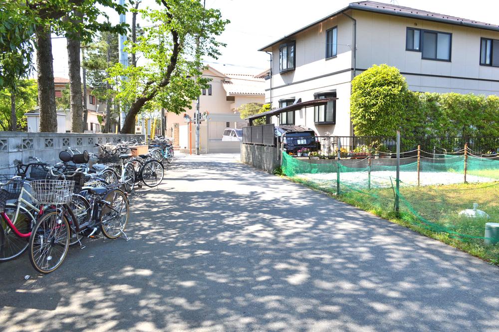 Local photos, including front road. Local (April 2013) Shooting