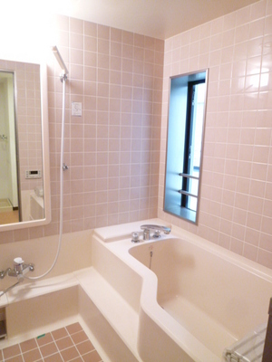 Bath. Leave a relaxing bath time to stretch your feet immersed in bathtub.