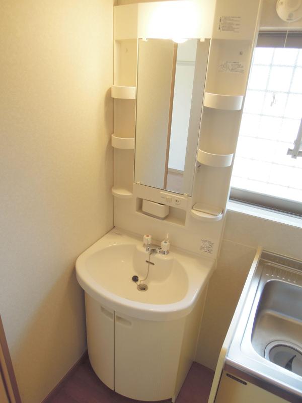 Washroom. Also equipped with independent washbasin. Effortlessly morning preparation.