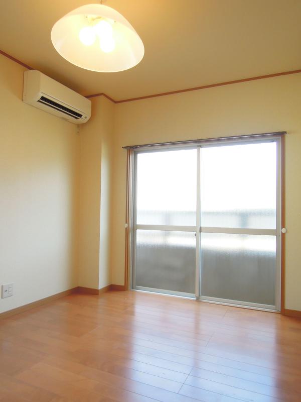 Living and room. The room is very bright, Carefree can space.