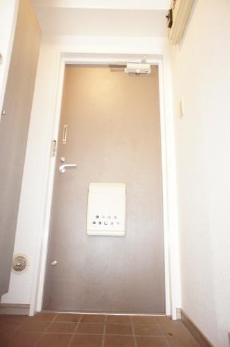 Entrance. Spacious entrance.