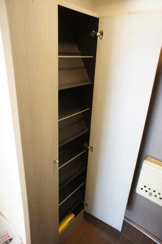 Receipt. Shoe box is equipped.