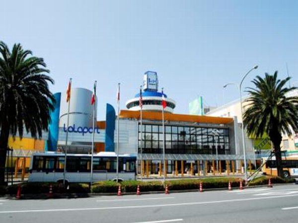 Shopping centre. LaLaport until the (shopping center) 914m