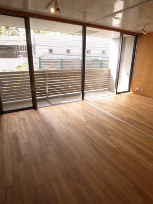 Living and room. It is a cool room of one side window ☆