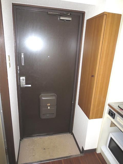 Entrance. There shoebox.