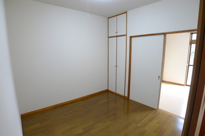 Living and room. Western-style 4.5 Pledge