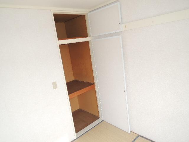 Receipt. Plenty of storage with depth