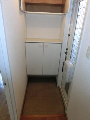 Entrance. There entrance storage