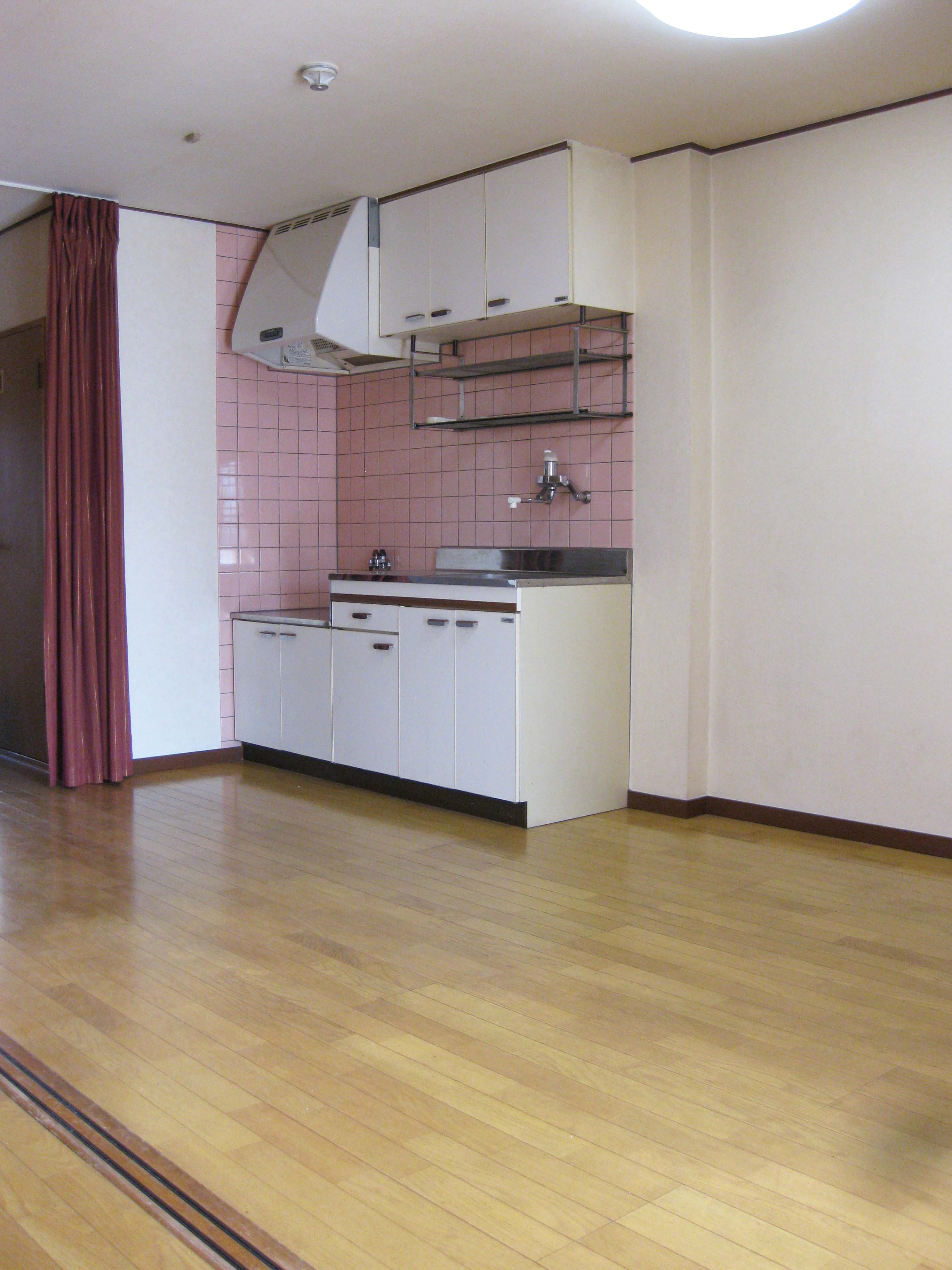 Living and room. Wide it is living