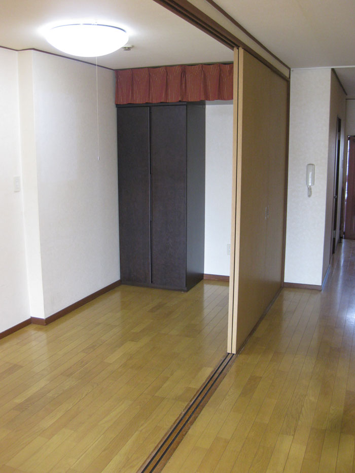 Living and room. Ease of use is good in the movable partition