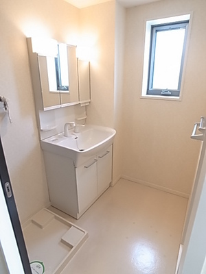 Washroom. Easy-to-use shampoo dresser fashionable