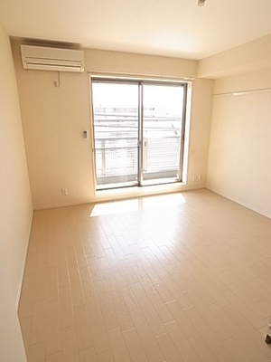 Living and room. It is shiny ☆ 