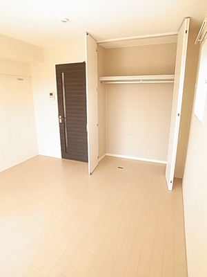 Living and room. how is it! This room! 