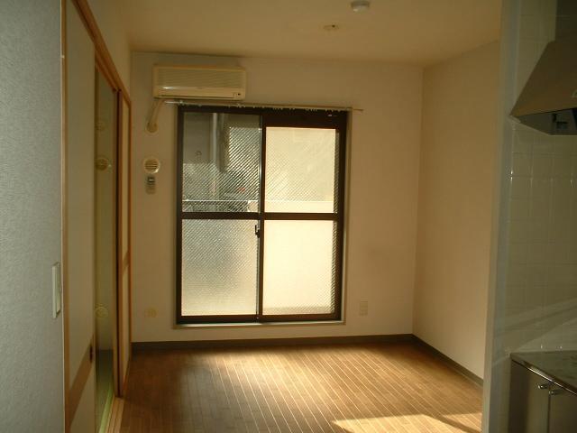 Kitchen. Air-conditioned ・ It is a popular flooring