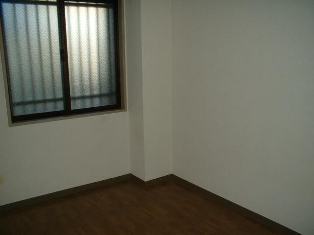 Living and room. There is also a convenience store in a 1-minute walk