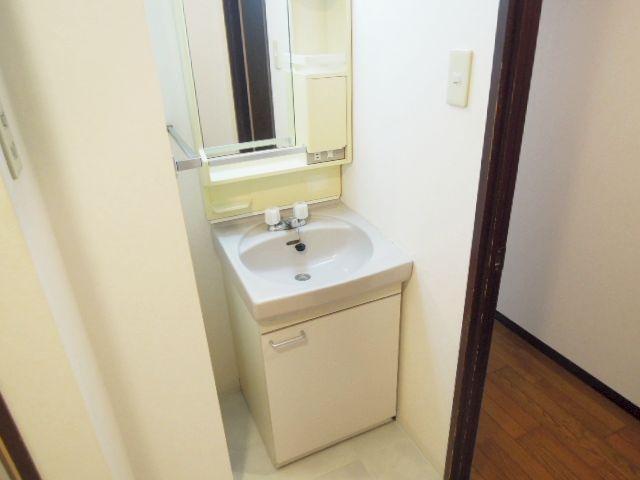 Washroom. With separate wash basin ・ Effortlessly morning preparation