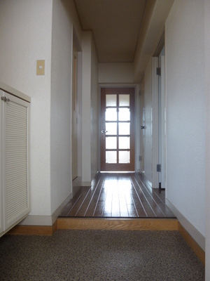 Entrance. It is entrance ☆ There footwear box on the left side