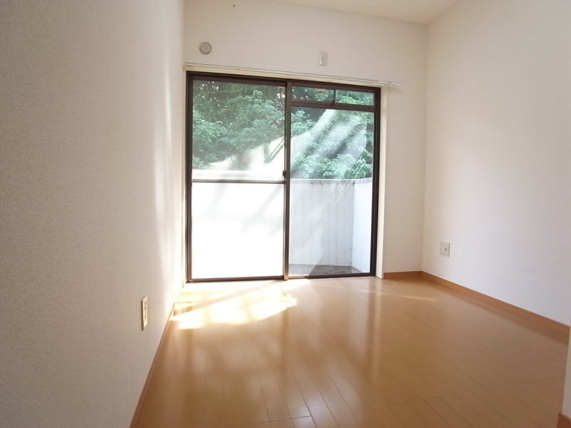 Living and room. Good is bright rooms per yang