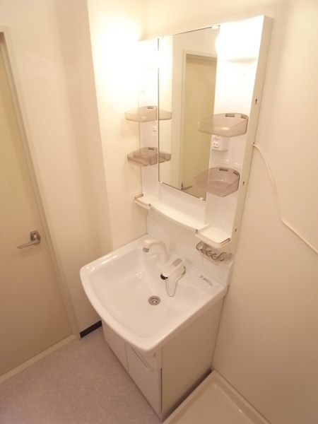 Washroom. Very useful in a busy morning Independent wash basin!