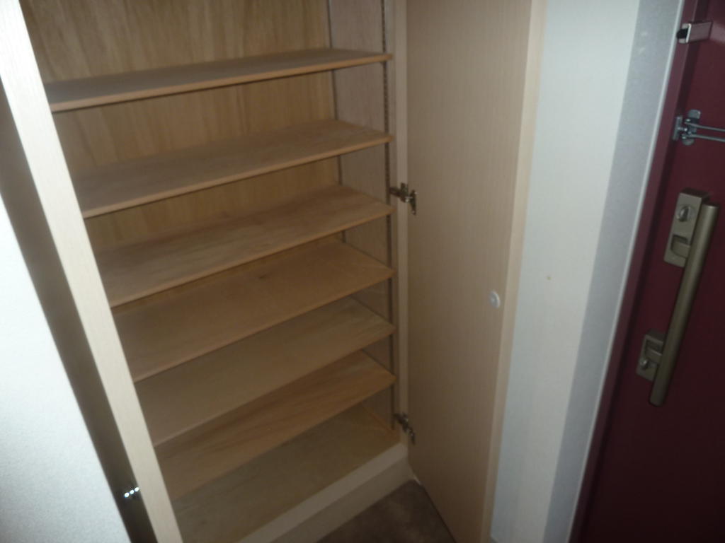 Entrance. High storage capacity shoe box