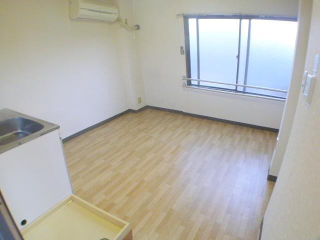 Living and room. Day is good, bright rooms. 