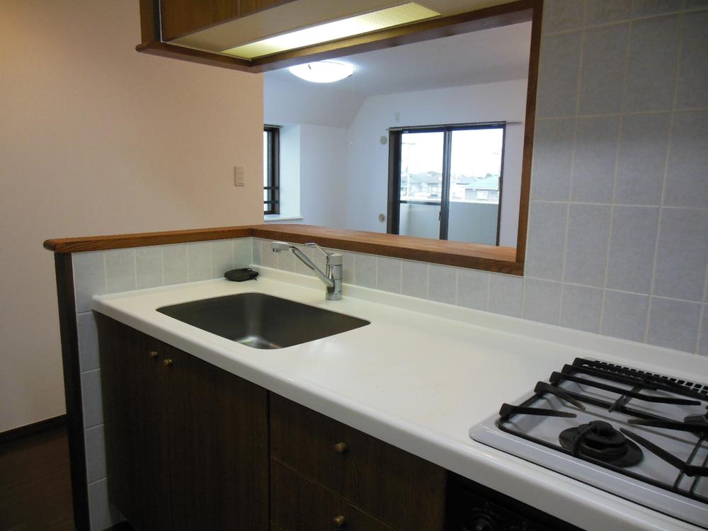 Kitchen. Wide and is easy to size to use.
