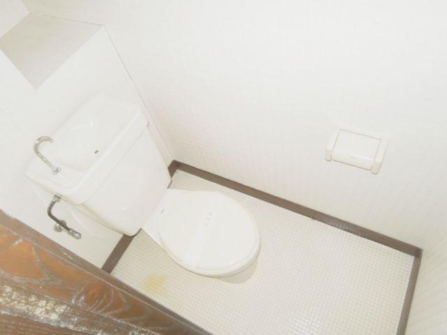 Toilet. It is a loose toilet space.