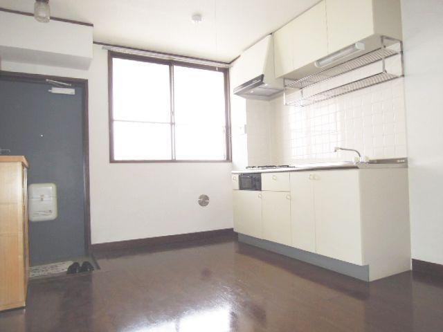 Other Equipment. DK also relaxed. In the space of gatherings.