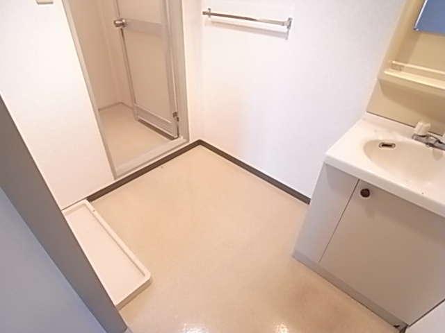 Washroom. Wide dressing room. Popular independent washbasin.