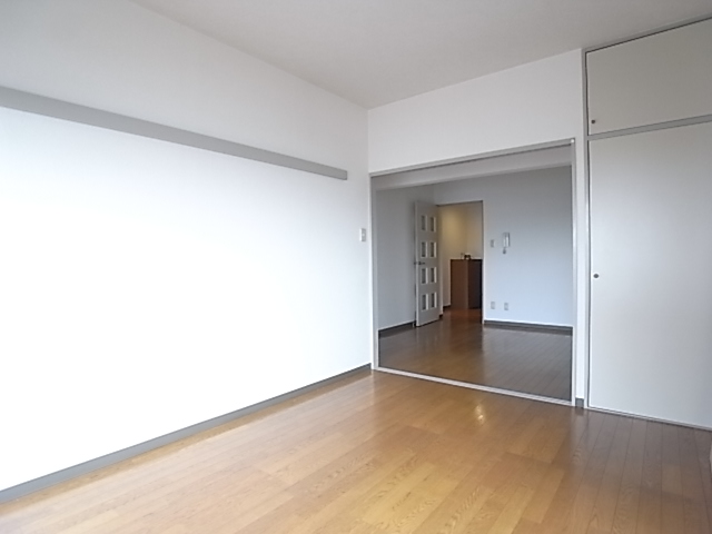 Living and room. I also I have to to 2LDK remove the partition.