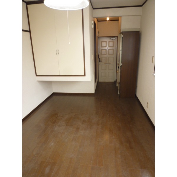 Living and room. 201