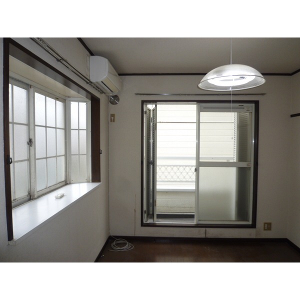 Living and room. 201