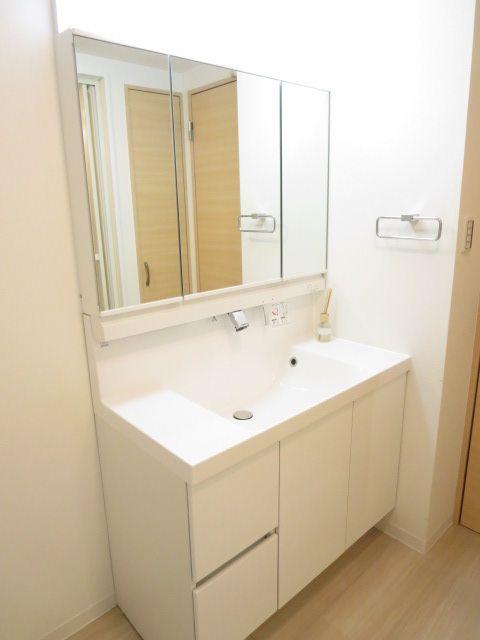 Wash basin, toilet. Washbasin with eco handle functions that can be water-saving is!