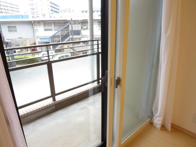 Balcony. Whopping another balcony! Balcony in front of the window is a pair of glass! Other anti-condensation effect, Keep warm in winter, There is heat and the like spend comfortably effect shielding of summer.