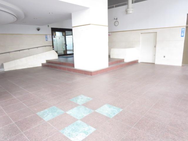 Other common areas. A feeling of opening the entrance hall.