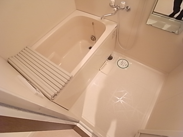 Bath. Also equipped with hot water reheating.