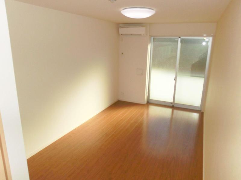 Living and room. South-facing with a good per sun!