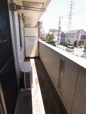 Balcony. Hoseru lot, Ventilation, Day, Preeminent. Dry well