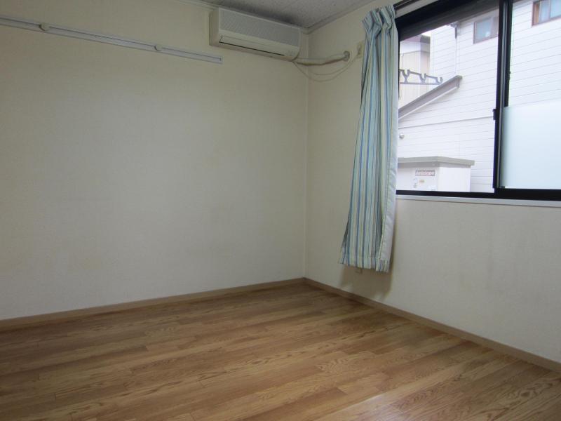 Living and room. It is air-conditioned bright rooms.