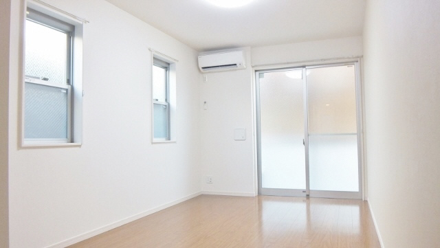 Living and room. Western 8.5 Pledge spacious room