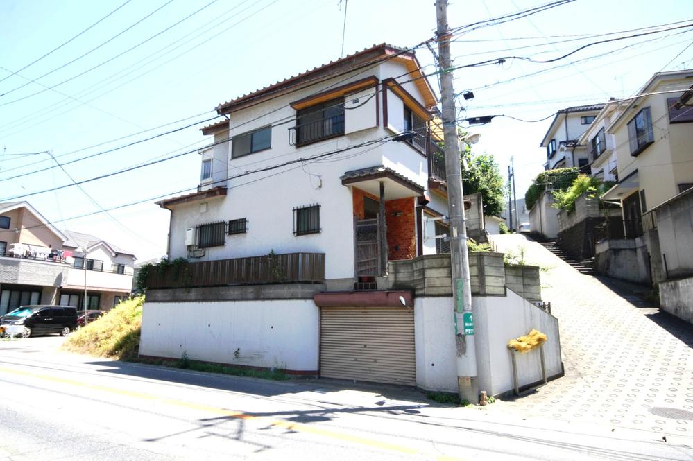 Local photos, including front road. Local (July 2012) shooting