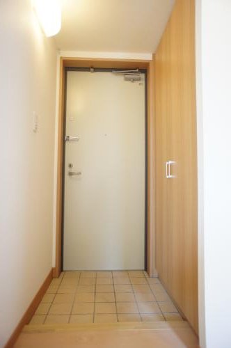 lobby. Shoe box is equipped.