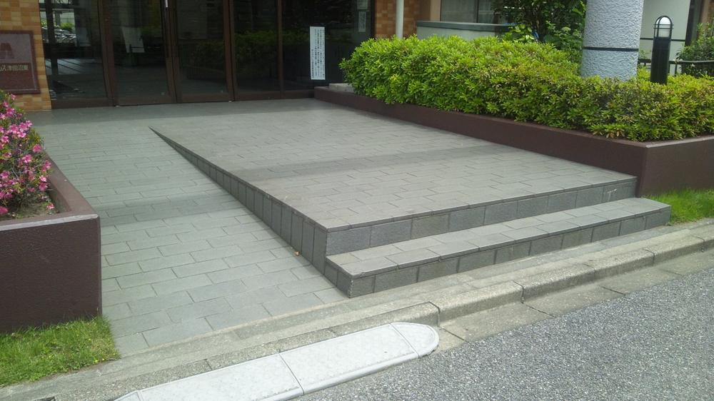 Entrance. Common areas