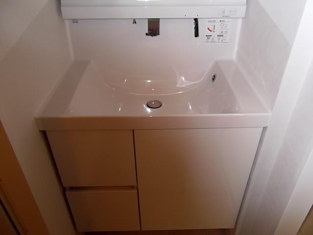Wash basin, toilet. Room (August 2013) Shooting