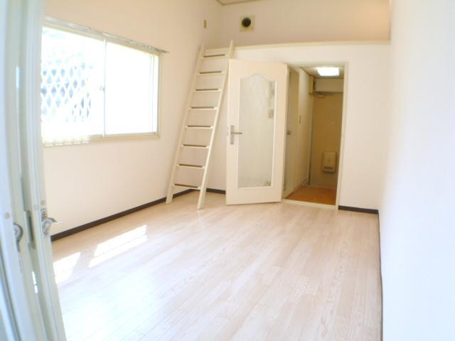 Living and room. Loft will put the luggage.