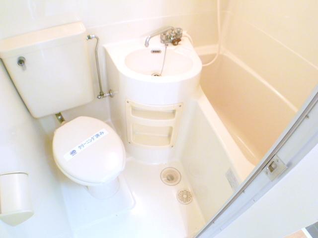 Bath. 3-point unit bus