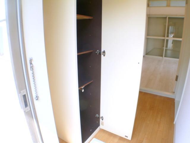 Entrance. Nor lighting air conditioning