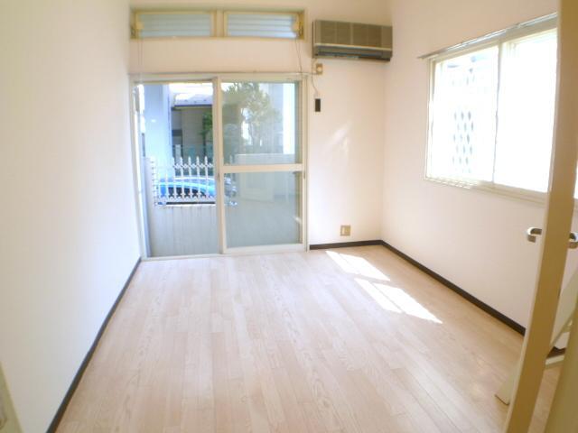 Living and room. Western-style flooring