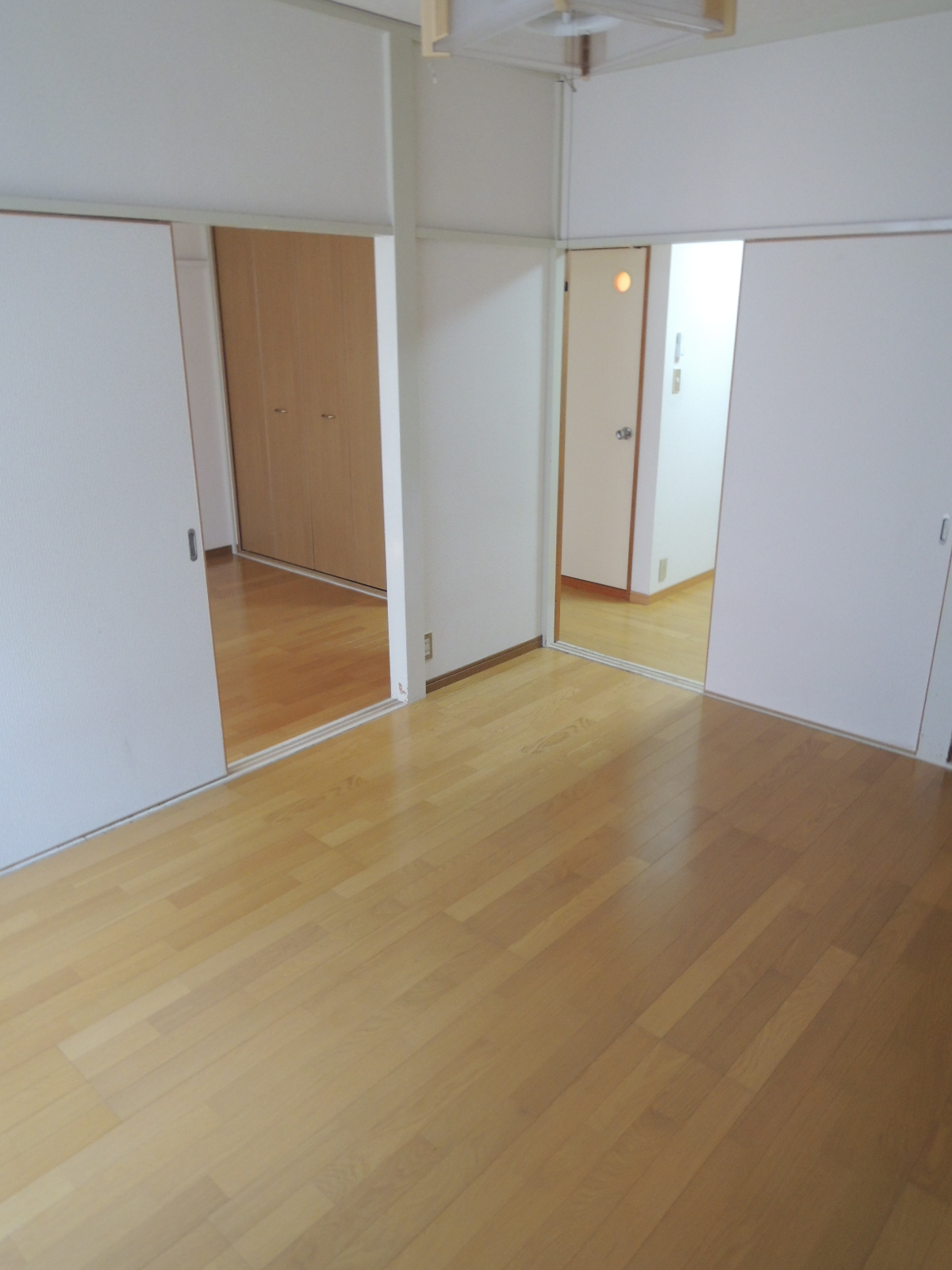 Living and room. Shiny flooring