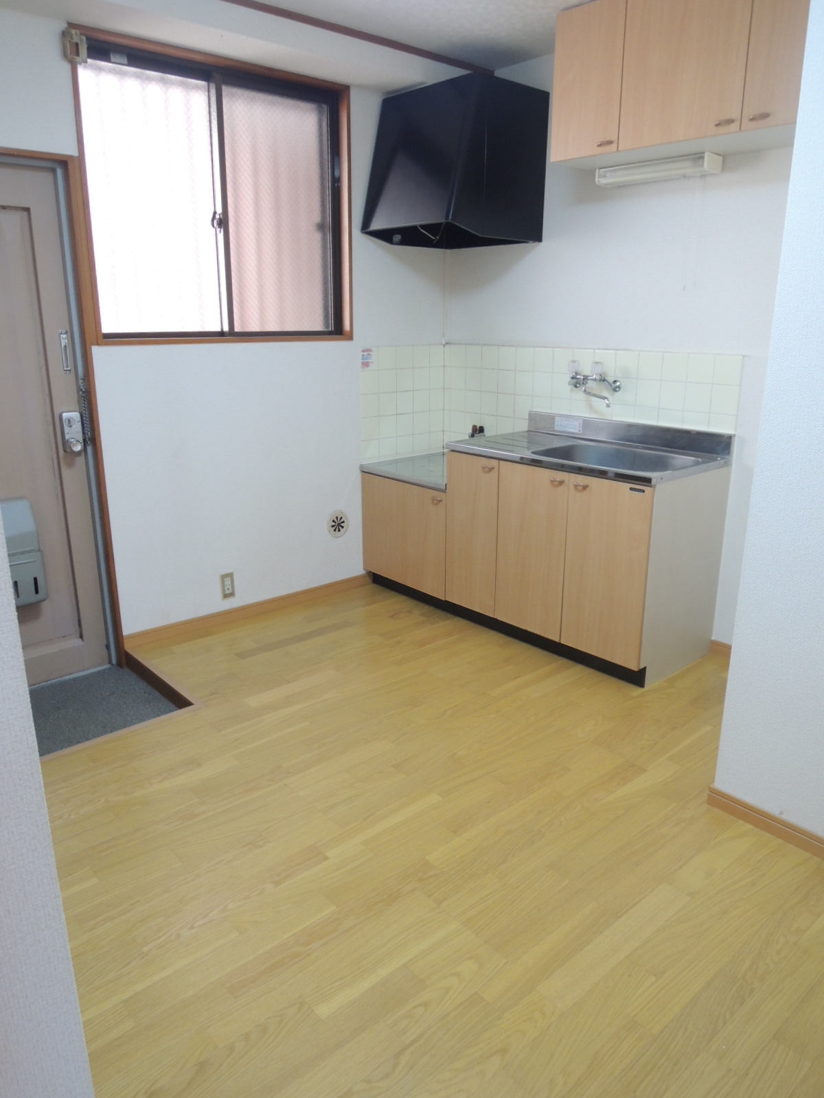 Kitchen. Two-burner stove can be installed